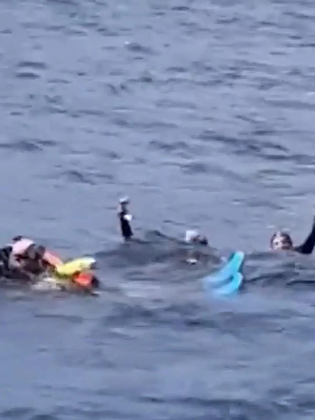 Bild zu: "Schiff lässt fünf Taucher im Meer zurück!"