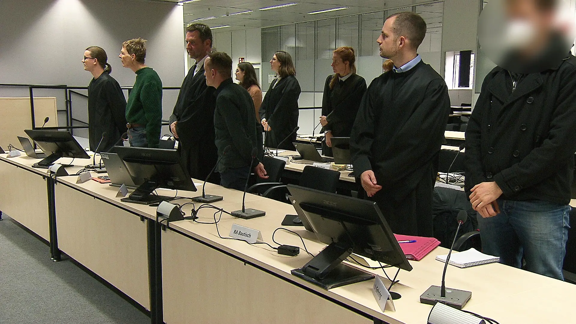 Drei junge Frauen und drei junge Männer müssen sich für die Aktionen auf Sylt vor Gericht verantworten. 
