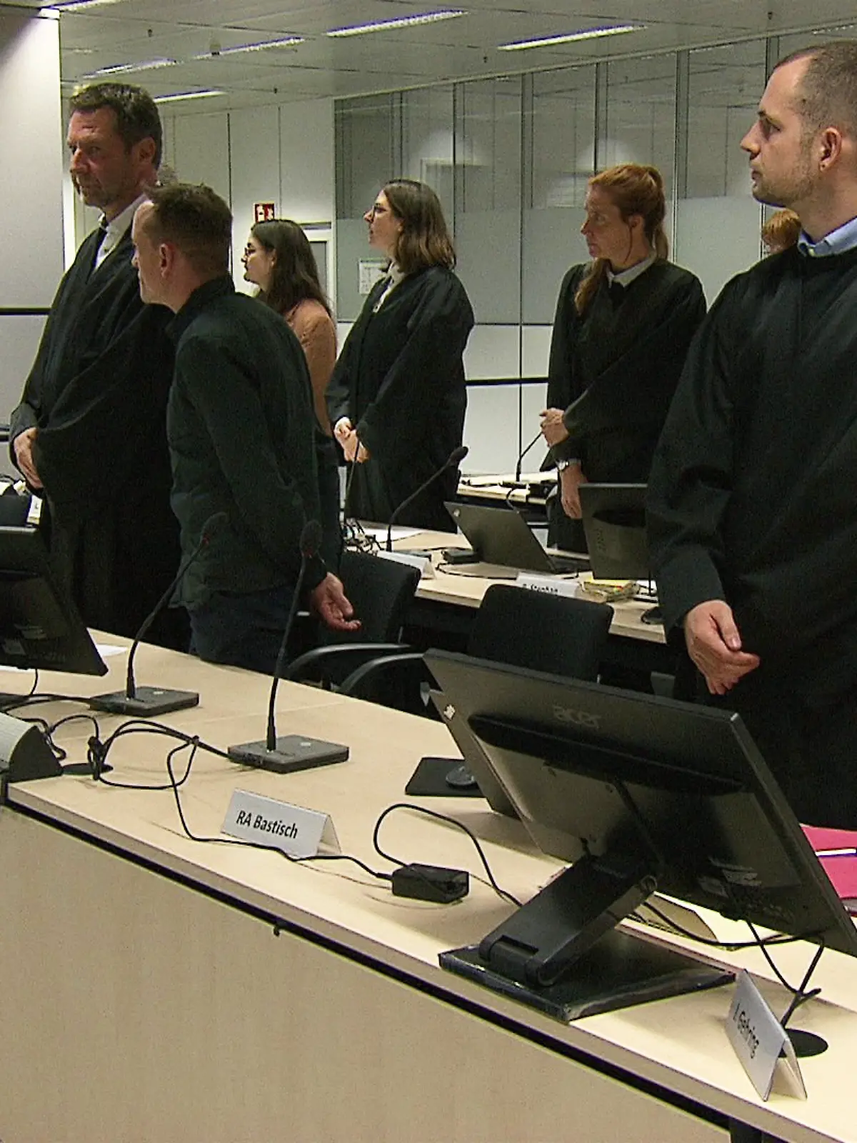 Drei junge Frauen und drei junge Männer müssen sich für die Aktionen auf Sylt vor Gericht verantworten. 