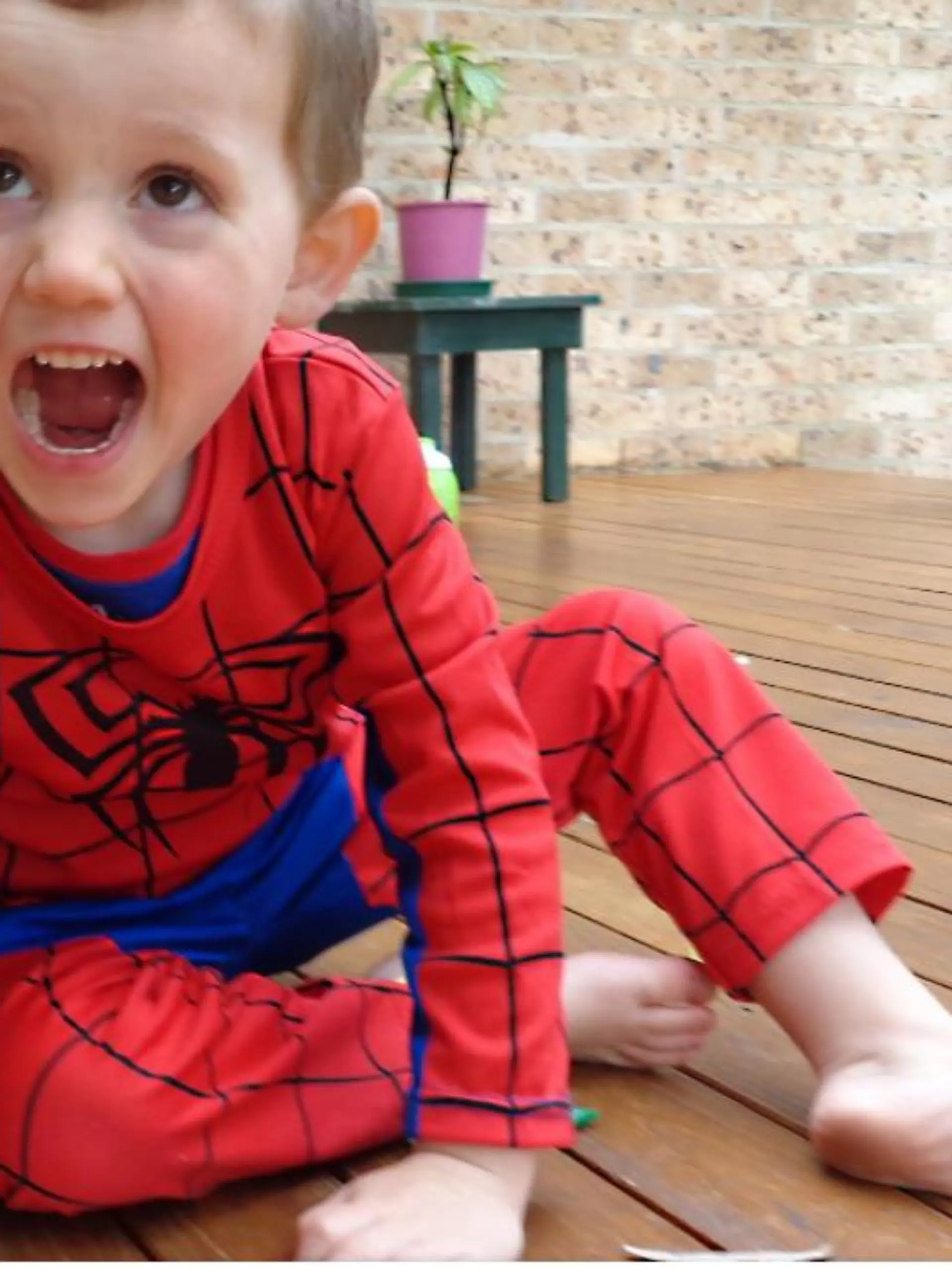 Kleiner Junge in Spiderman-Anzug