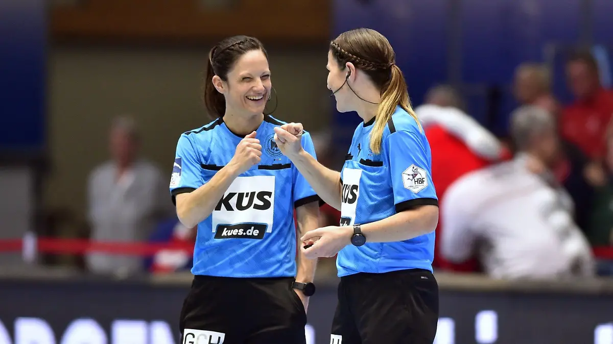 Schiedsrichterinnen Maike Merz und Tanja Kuttler (r.)