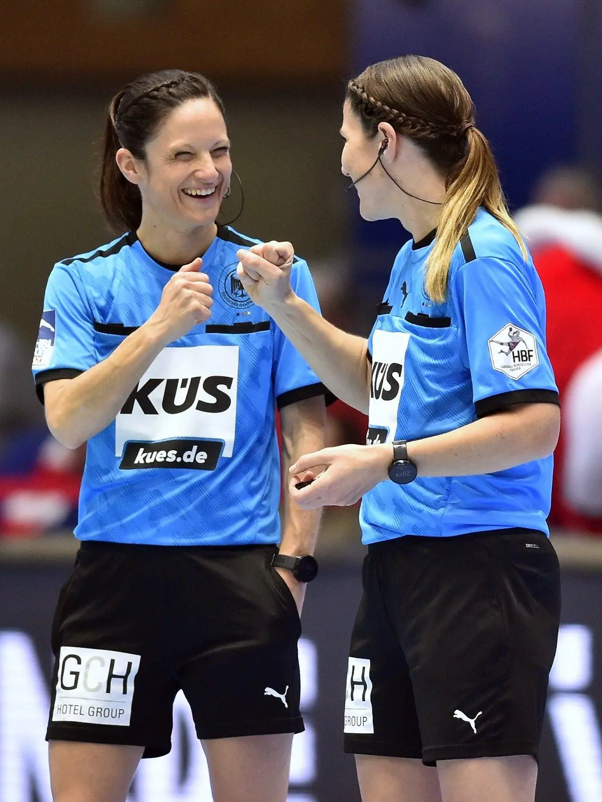 Schiedsrichterinnen Maike Merz und Tanja Kuttler (r.) 