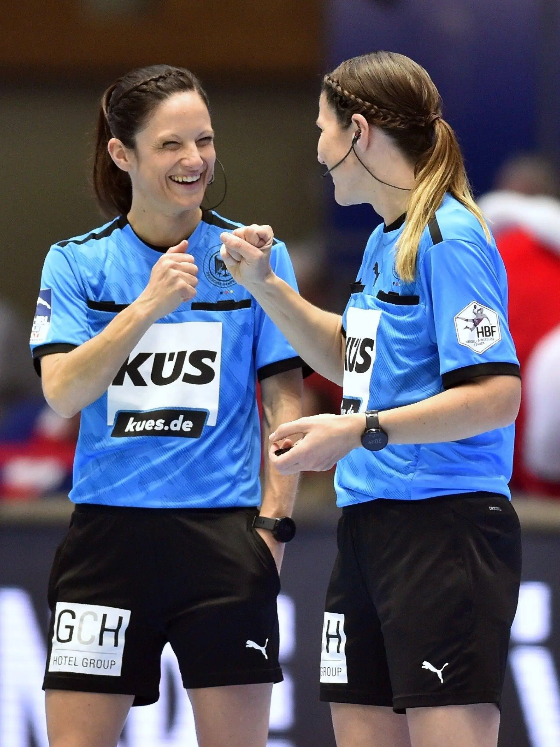 Schiedsrichterinnen Maike Merz und Tanja Kuttler (r.) 