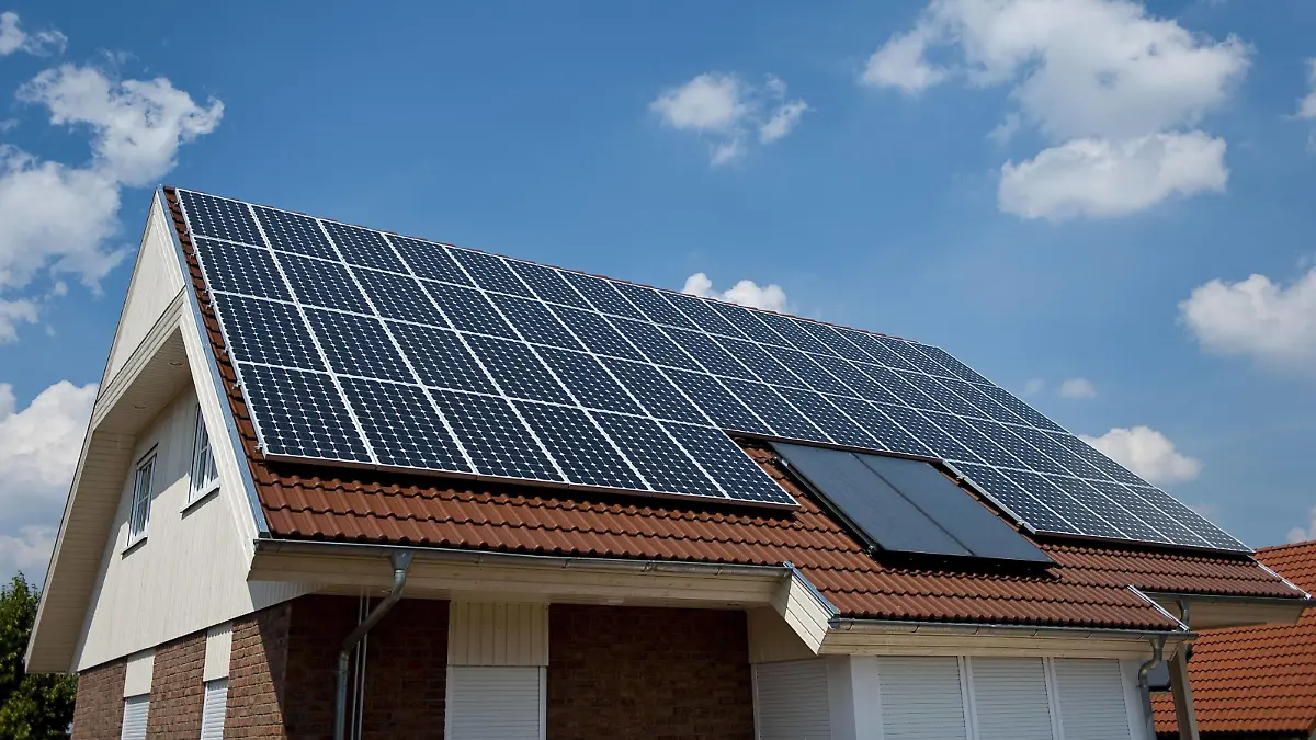 Solardach auf einem Wohnhaus bei sonnigem Wetter, Deutschland solar roof on a single-family house at sunny weather, Germany BLWS653142 *** Solar roof on a single family house at sunny weather, Germany BLWS653142 Copyright: xblickwinkel/McPHOTO/B.xLeitnerx