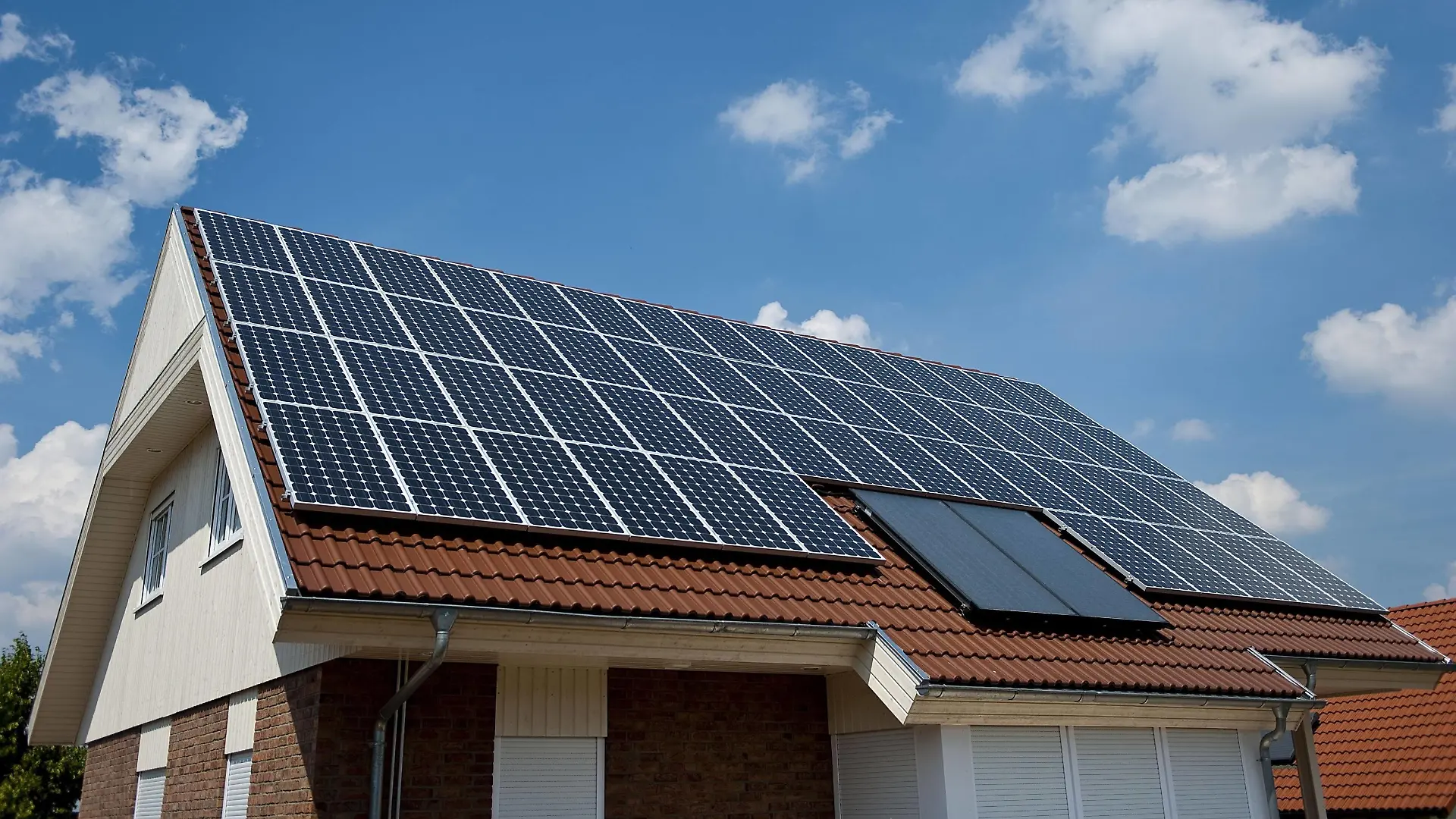  Solardach auf einem Wohnhaus bei sonnigem Wetter, Deutschland solar roof on a single-family house at sunny weather, Germany BLWS653142 *** Solar roof on a single family house at sunny weather, Germany BLWS653142 Copyright: xblickwinkel/McPHOTO/B.xLeitnerx