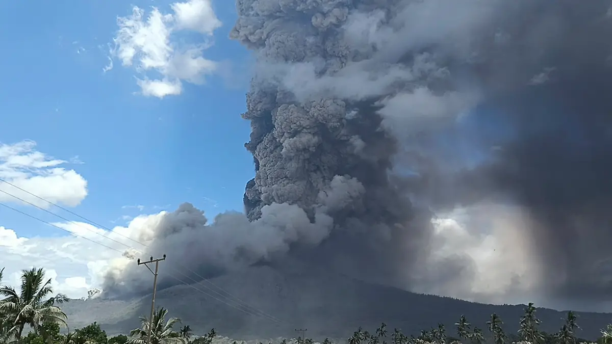 Bei der bisher schwersten Eruption vor zehn Tagen hatte der Lewotobi Laki-Laki Asche und glühendes Gestein kilometerweit geschleudert.