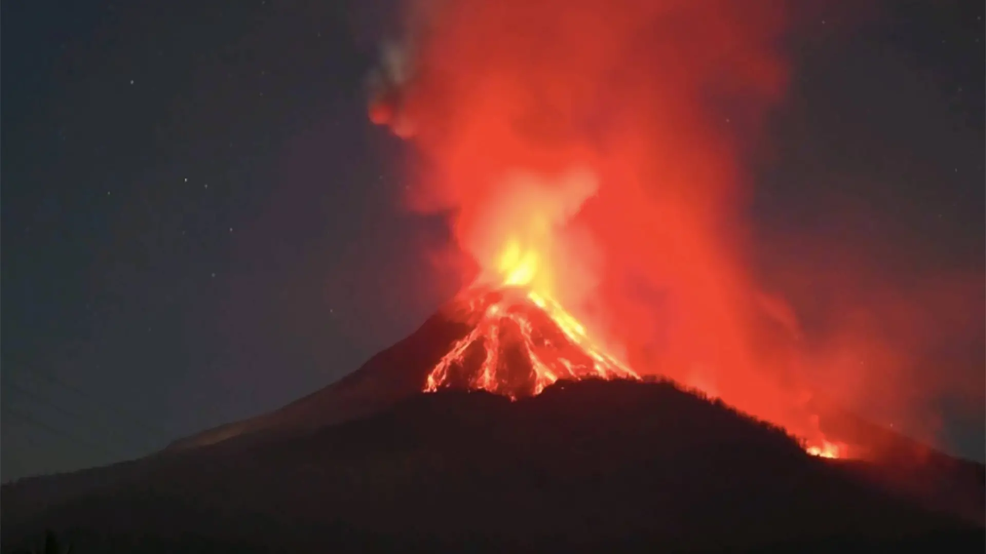 Bei der bisher schwersten Eruption vor zehn Tagen hatte der Lewotobi Laki-Laki Asche und glühendes Gestein kilometerweit geschleudert. Mindestens neun Menschen kamen unter den Trümmern ihrer brennenden Häuser ums Leben. Tausende wurden in die Flucht getrieben und in Evakuierungszentren untergebracht.
