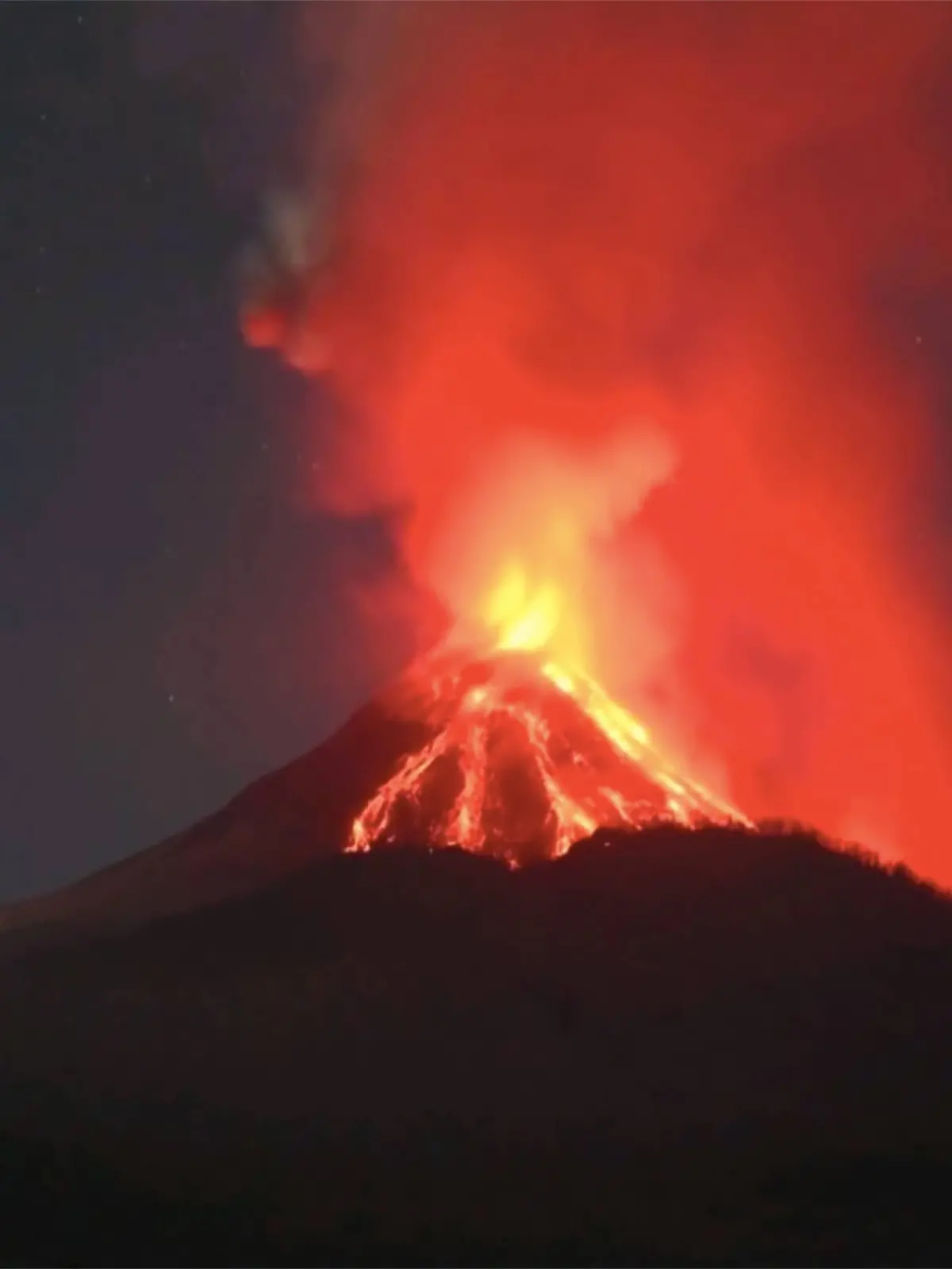 Bei der bisher schwersten Eruption vor zehn Tagen hatte der Lewotobi Laki-Laki Asche und glühendes Gestein kilometerweit geschleudert. Mindestens neun Menschen kamen unter den Trümmern ihrer brennenden Häuser ums Leben. Tausende wurden in die Flucht getrieben und in Evakuierungszentren untergebracht. 