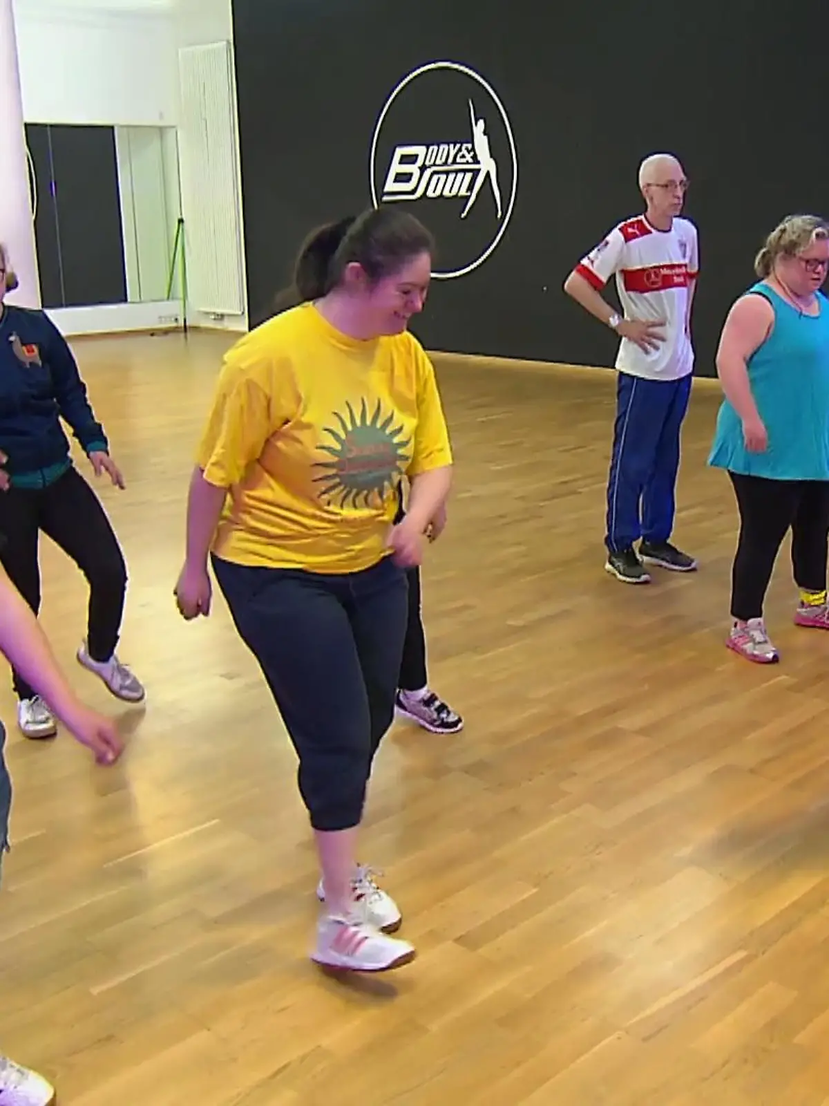 Tanzen kennt keine Größe, kein Gewicht und keine körperlichen Einschränkungen. Das zeigen nicht nur zahlreiche Teilnehmer der RTL-Tanzshow „Let’s Dance“: Joana Zimmer tanzte 2012 blind über das Parkett, Heinrich Popow zeigte seine Tanzkünste trotz Beinprothese und Benjamin Piwko erreichte 2019 den dritten Platz – und das als Gehörloser. Aktuell zeigt Kandidat Mathias Mester, dass man mit einer Körpergröße von 1,42 m genau richtig auf dem Tanzparkett ist. Auch die Tanzgruppe „Sunny Dancers“ aus Kassel verbindet nicht nur die Leidenschaft zu Tanzen – alle Tänzer haben das Down-Syndrom.