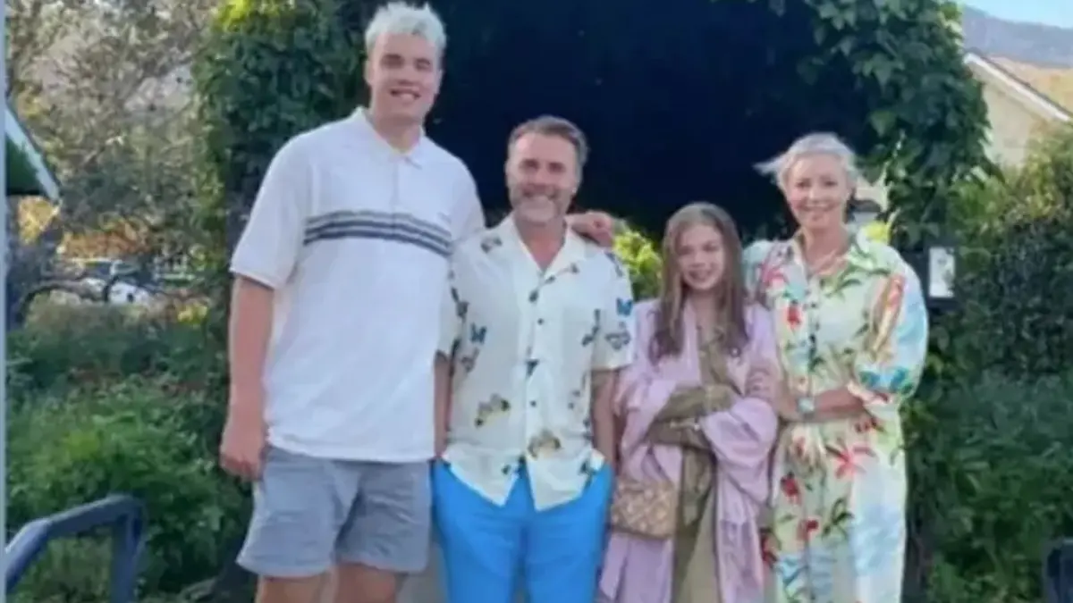 Wie groß ist der denn? Das fragt man sich bei diesem Foto sofort, oder? Der Kleine hier ist Take That-Star Gary Barlow und der große neben ihm sein Sohn Dan.
