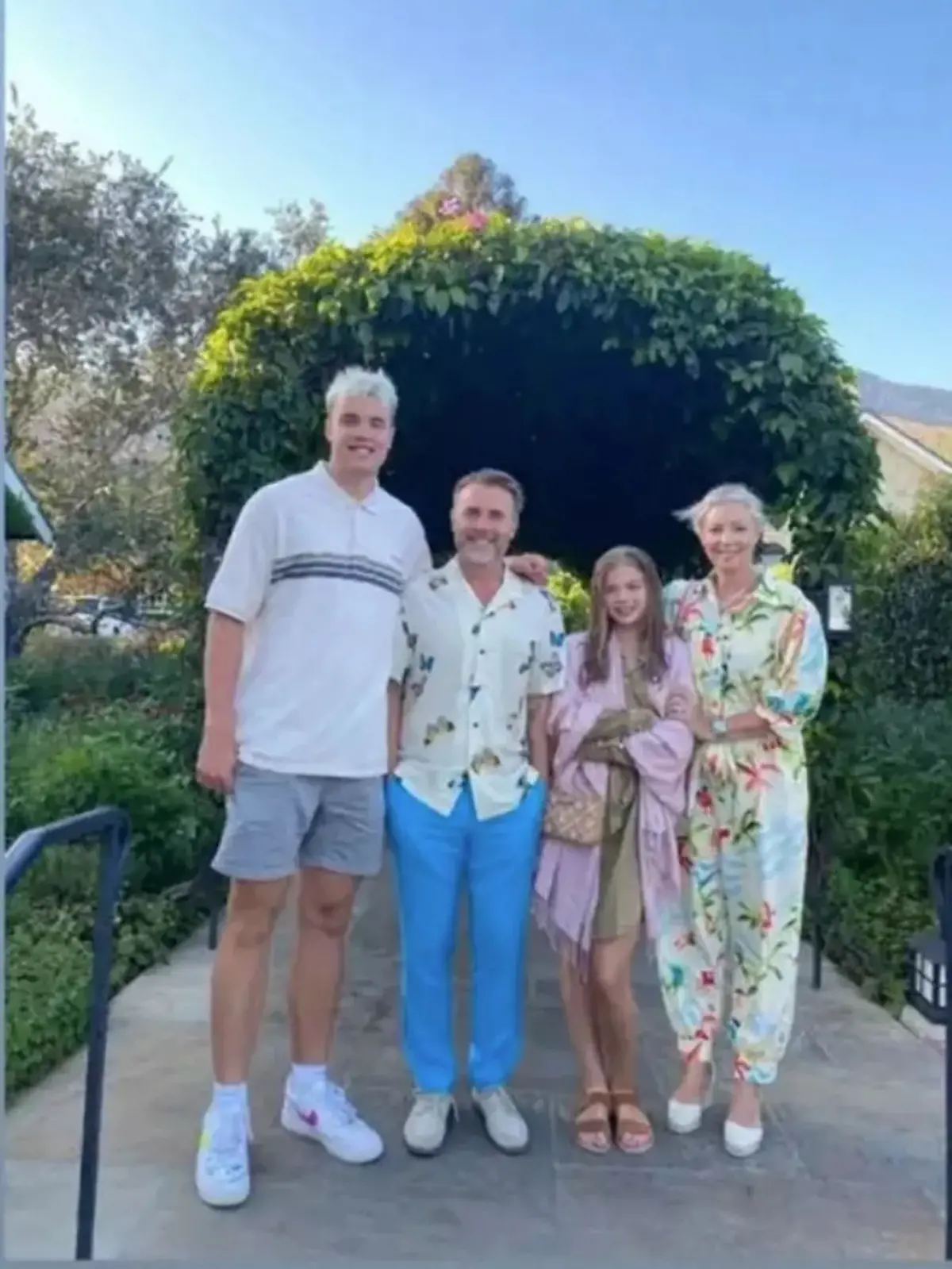 Wie groß ist der denn? Das fragt man sich bei diesem Foto sofort, oder? Der Kleine hier ist Take That-Star Gary Barlow und der große neben ihm sein Sohn Dan.
