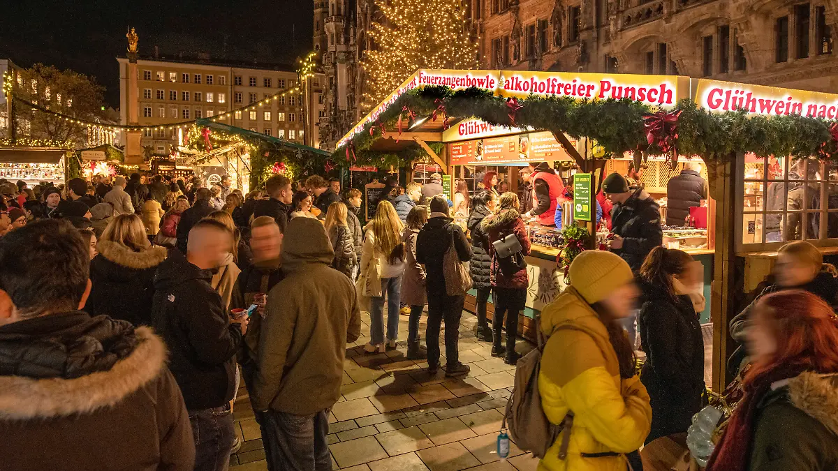 Der Münchner Christkindlmarkt, ein traditioneller Weihnachtsmarkt auf dem Marienplatz, samt Glühweinstand.