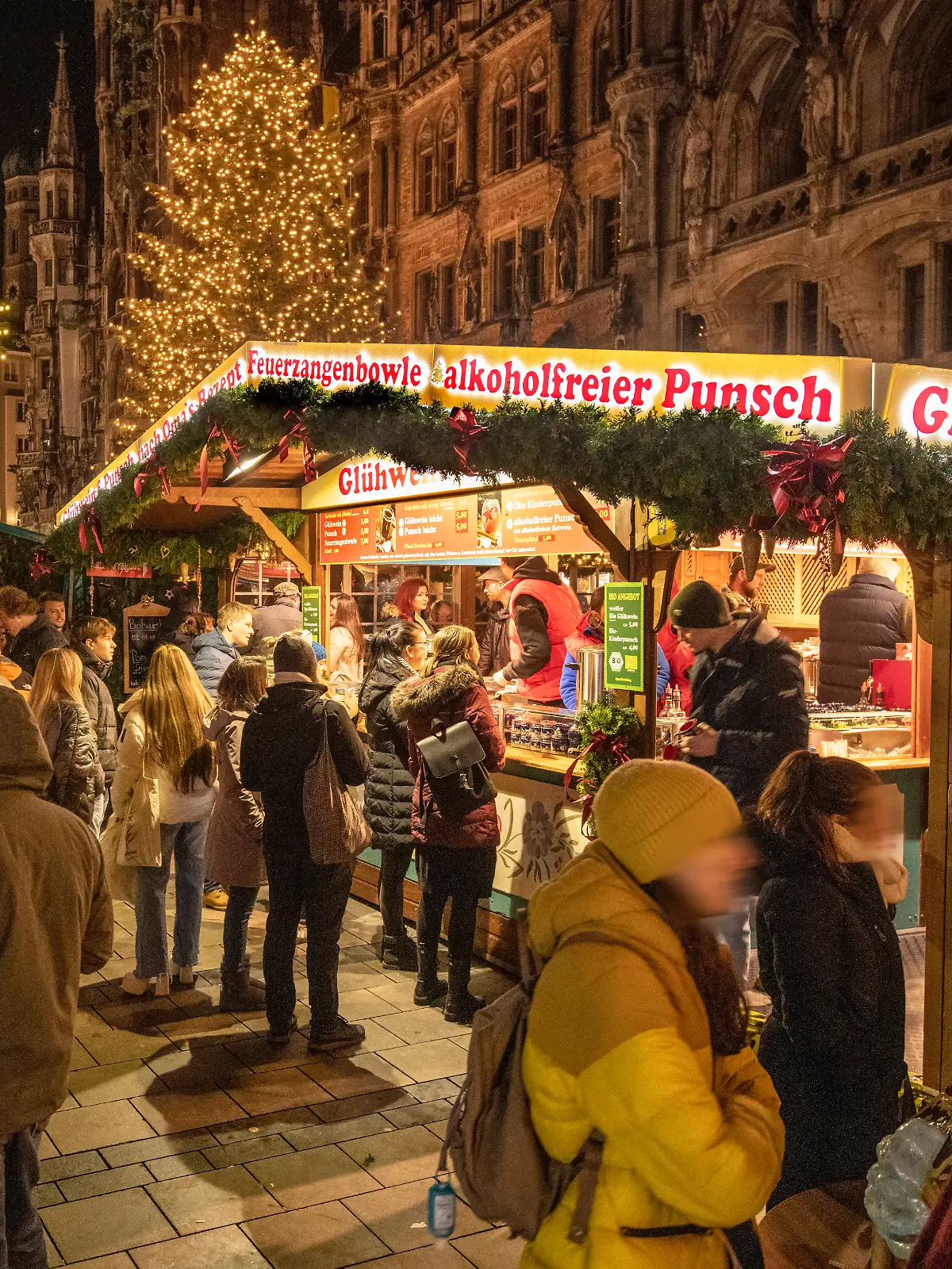 Der Münchner Christkindlmarkt, ein traditioneller Weihnachtsmarkt auf dem Marienplatz, samt Glühweinstand.