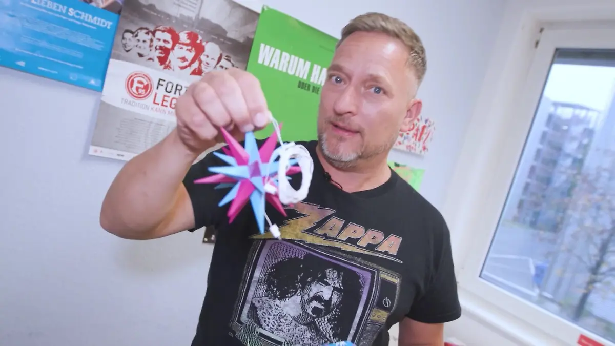 Dieses Geschenk eines GZSZ-Fans bekommt einen Ehrenplatz in Lars Papes Garderobe.