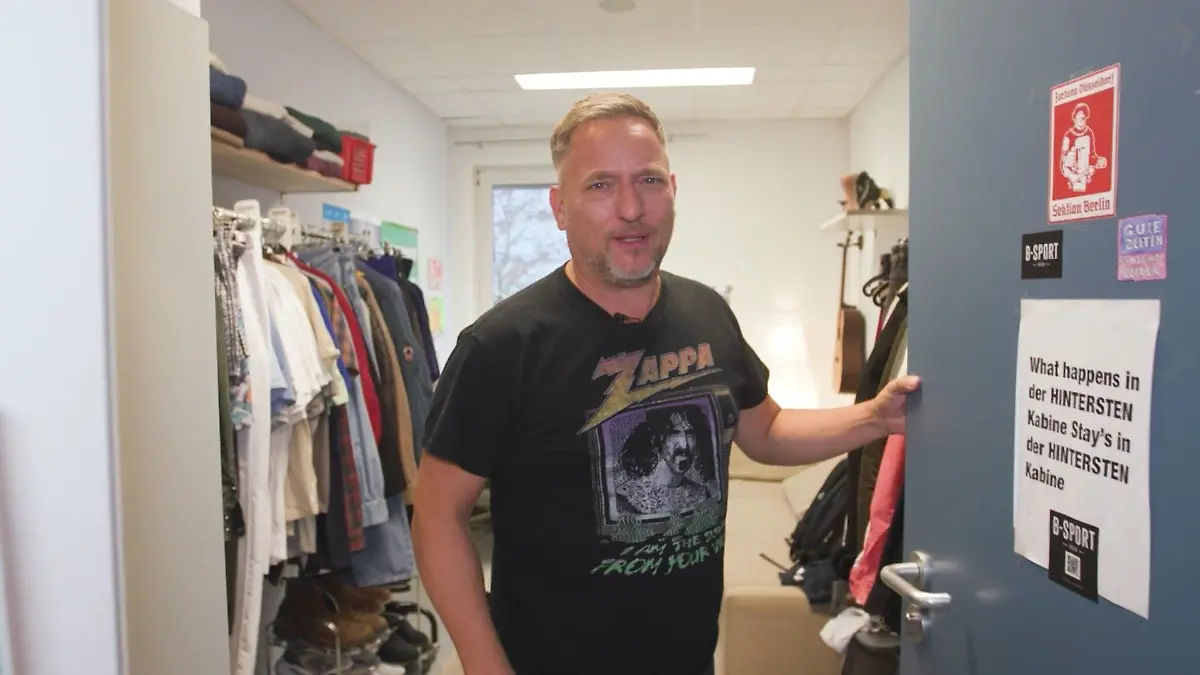 Lars Pape öffnet „die berüchtigte hinterste Kabine” bei GZSZ Seltene Backstage-Einblicke
