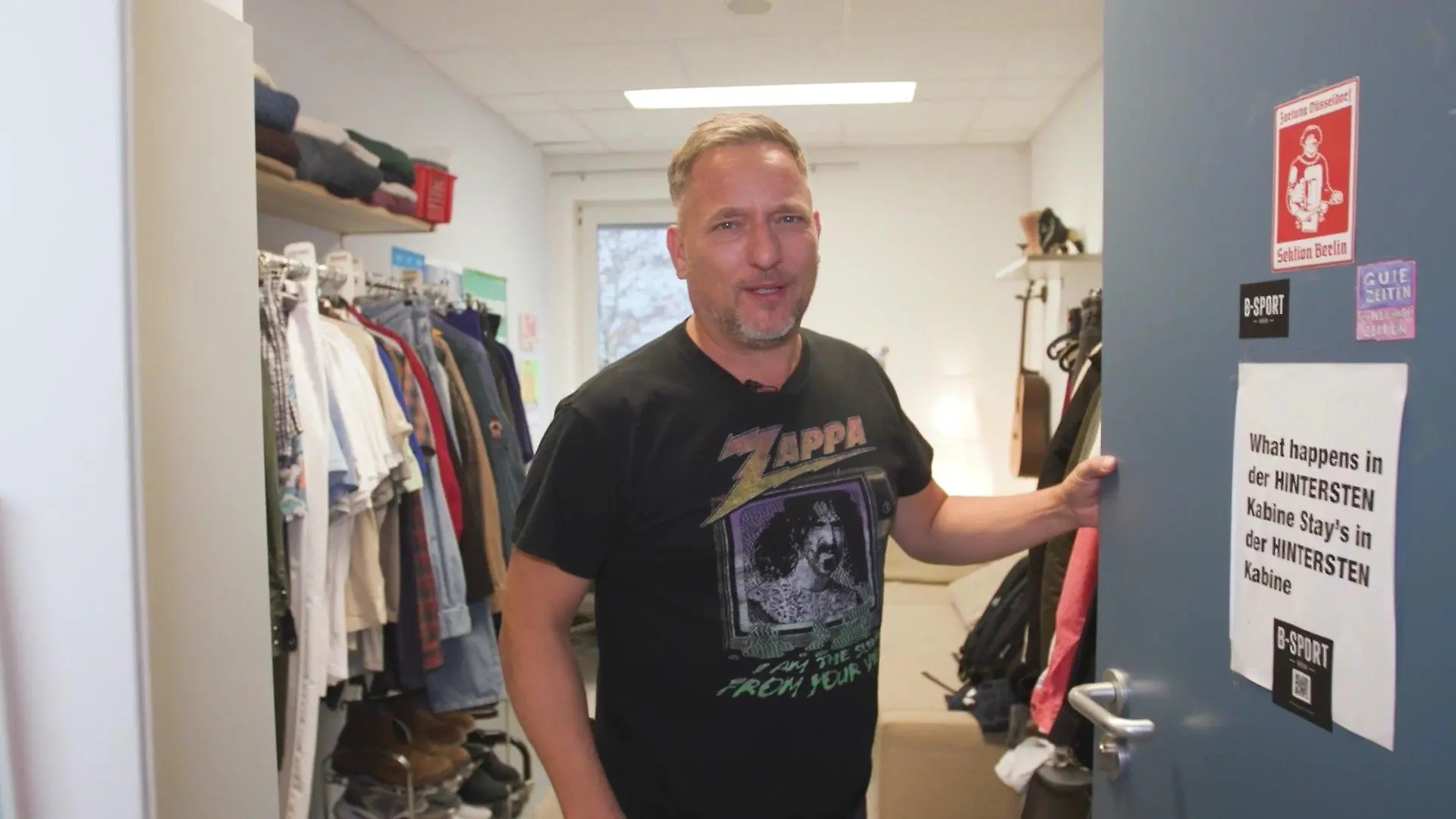 Lars Pape öffnet „die berüchtigte hinterste Kabine” bei GZSZ Seltene Backstage-Einblicke