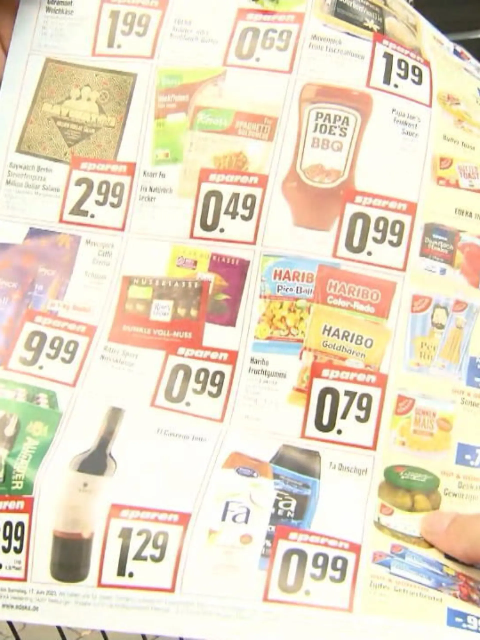 In den Supermärkten läuft gerade eine heftige Rabattschlacht! Derzeit sind so viele Produkte im Sonderangebot wie lange nicht mehr. Der Grund: Viele können sich die teuren Lebensmittel nicht mehr leisten. Besonders Markenhersteller sind daher gezwungen ihre Preise runterzuschrauben.