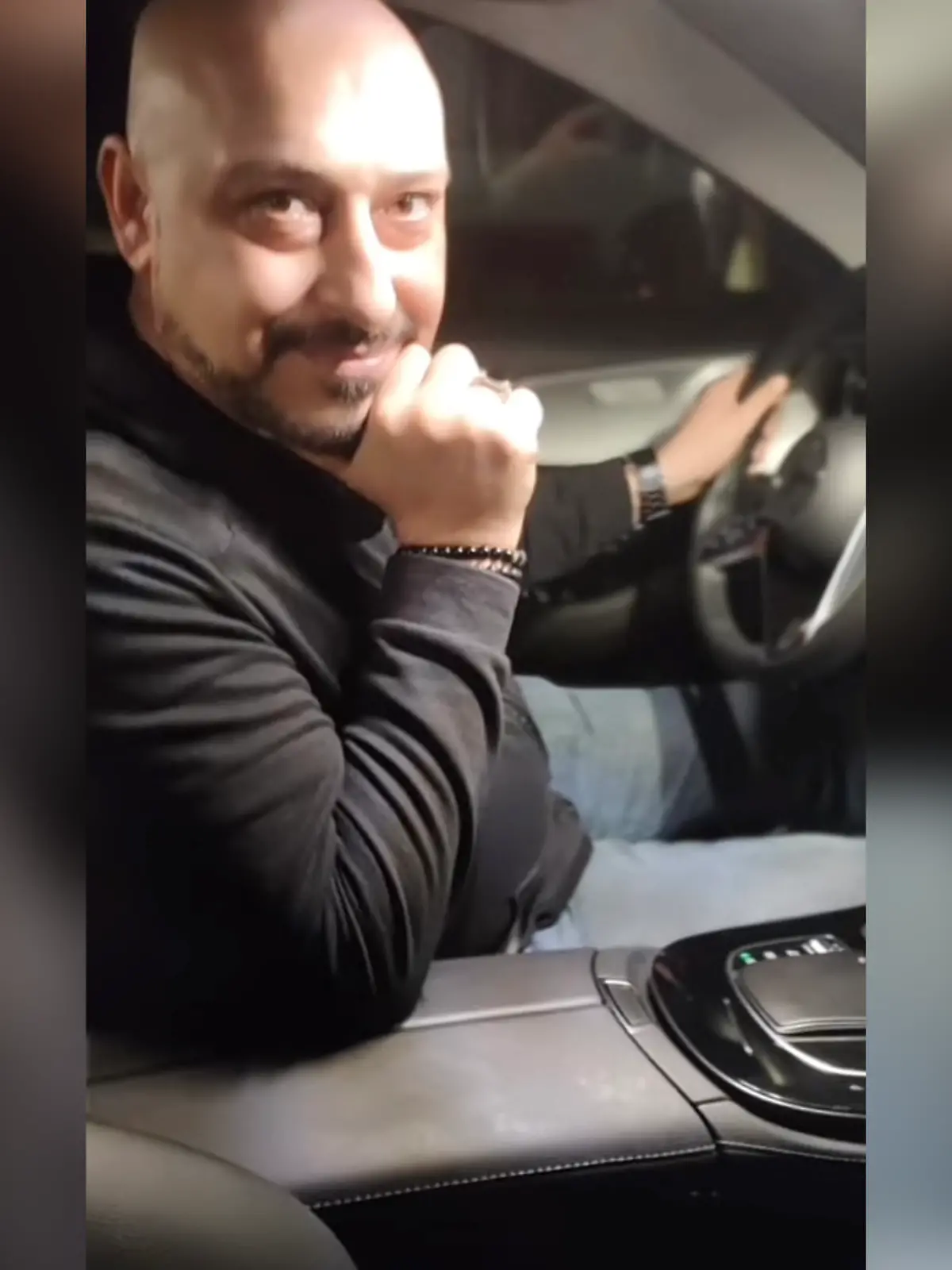 Bild zu: "Aufmerksamer Taxifahrer verhindert, dass Betrüger eine Seniorin (87) um ihre Goldmünzen bringen"