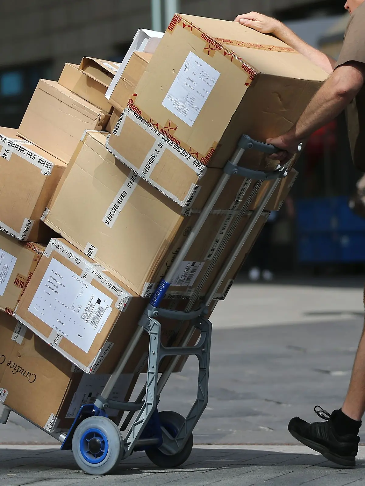 Ein Paketbote teilt Pakete aus.