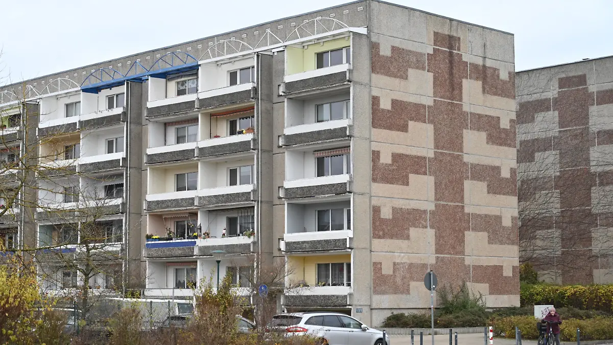 Zwei Männer attackieren eine 17-Jährige in einer Wohnung in Mecklenburg-Vorpommern und fügen ihr schwere Verletzungen zu.