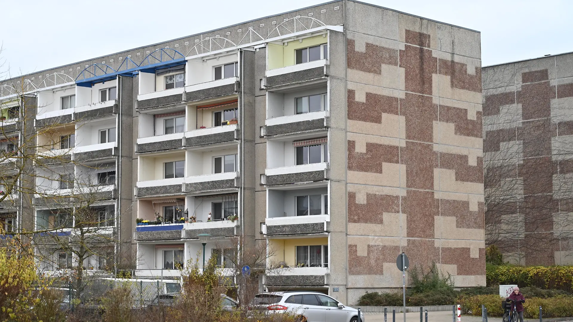 Zwei Männer attackieren eine 17-Jährige in einer Wohnung in Mecklenburg-Vorpommern und fügen ihr schwere Verletzungen zu.