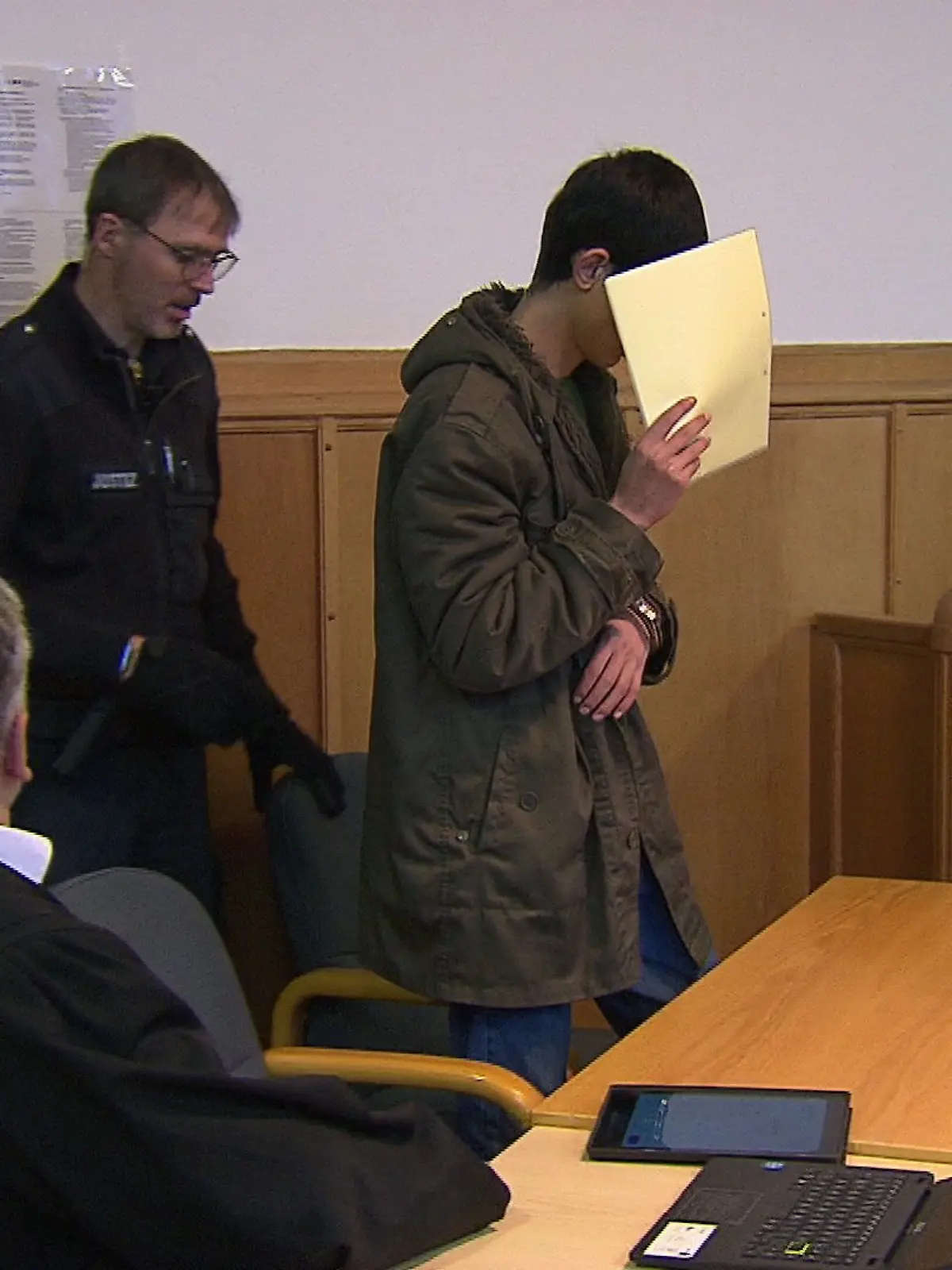 Ein junger Mann steht wegen Mordes an seiner Mutter vor Gericht.