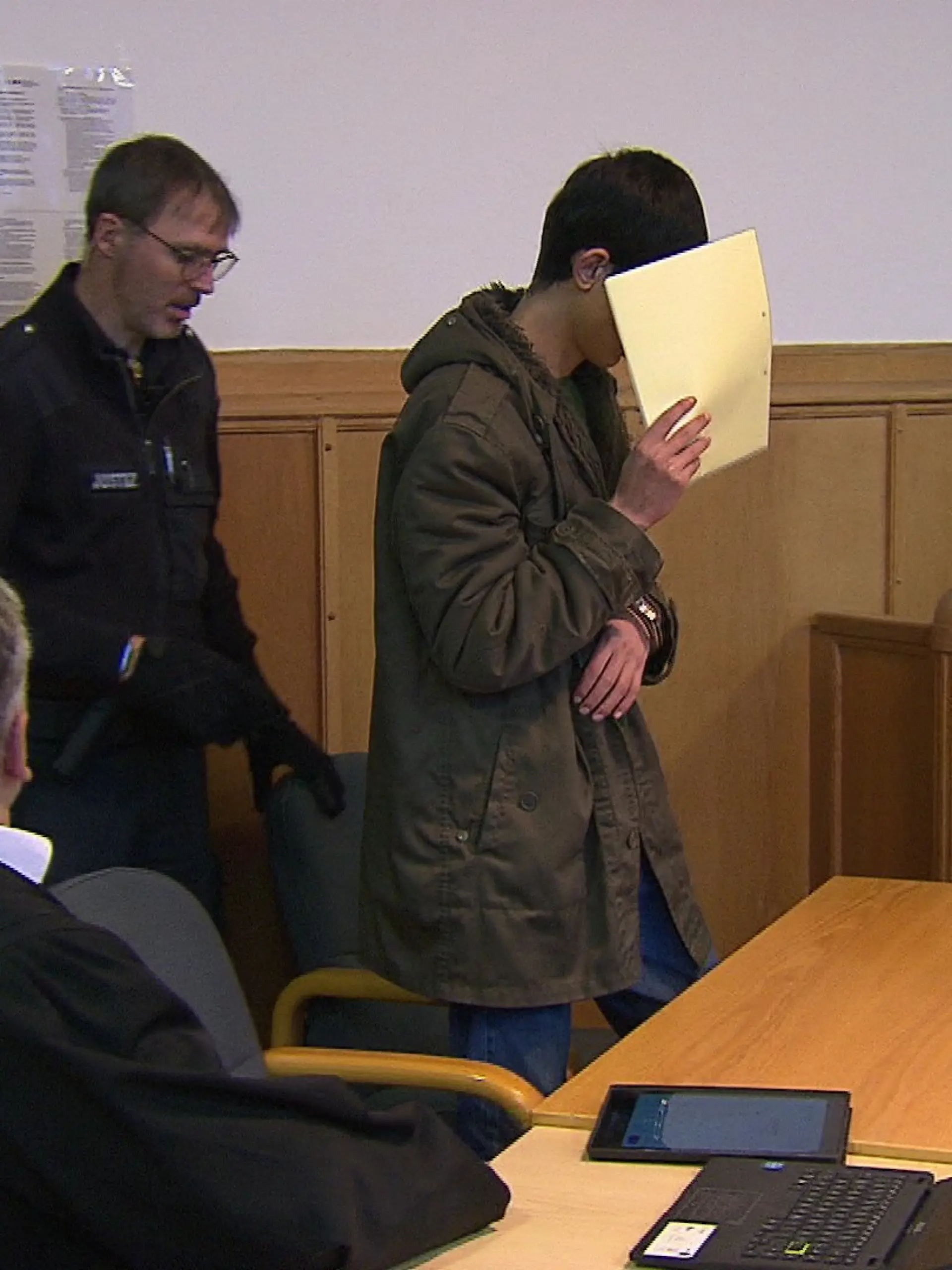 Ein junger Mann steht wegen Mordes an seiner Mutter vor Gericht.