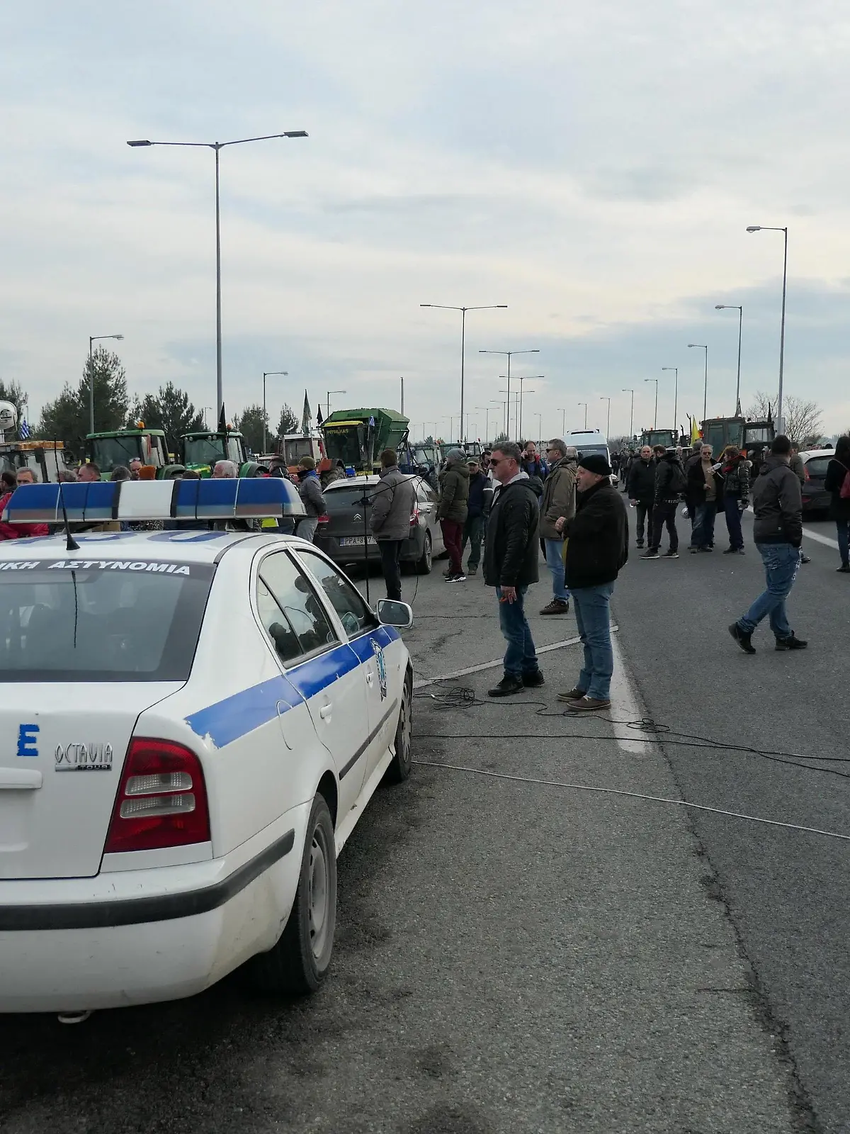 About 300 farmers block the national highway A1 / European Highway E75, connecting Athens to Thessaloniki and Europe, with tractors to press the government for less taxes and support as they struggle to survive in a poor economic environment. The location is Nikea junction in central Greece near Larissa city on 28 January 2019. (Photo by Nicolas Economou/NurPhoto) | Keine Weitergabe an Wiederverkäufer.