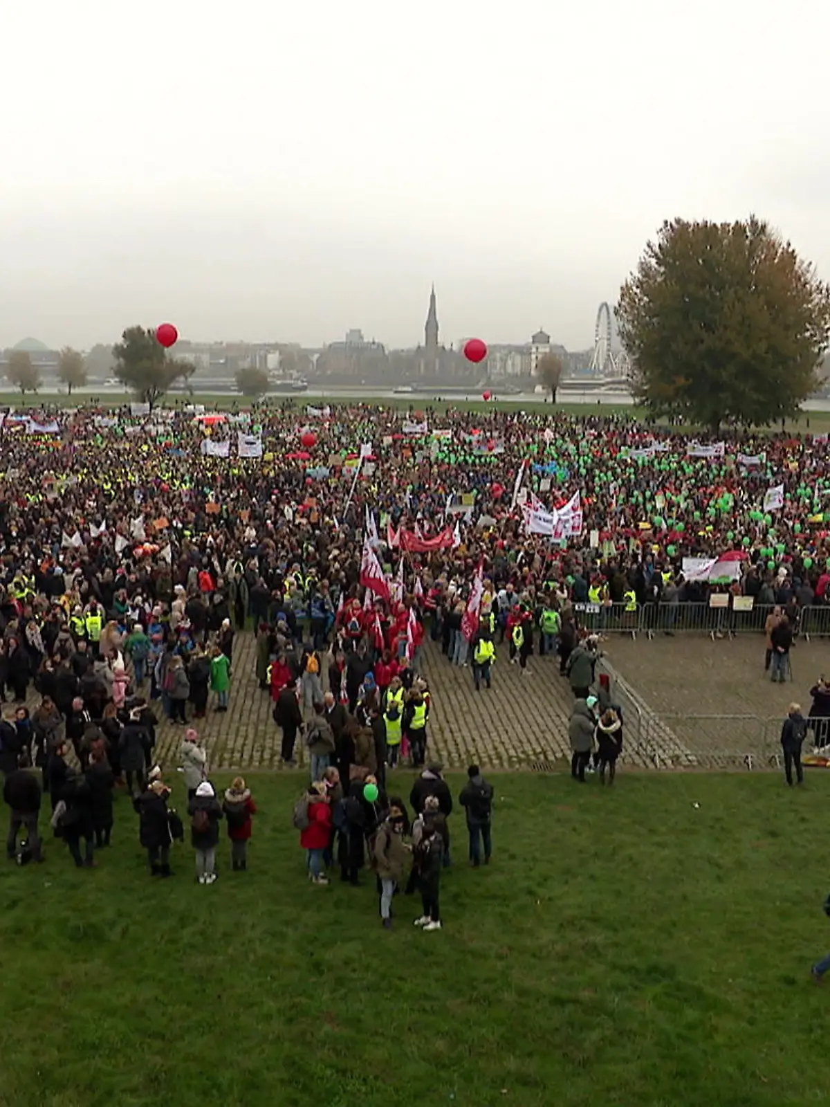Bild zu: "Protest gegen Sozialkürzungen"