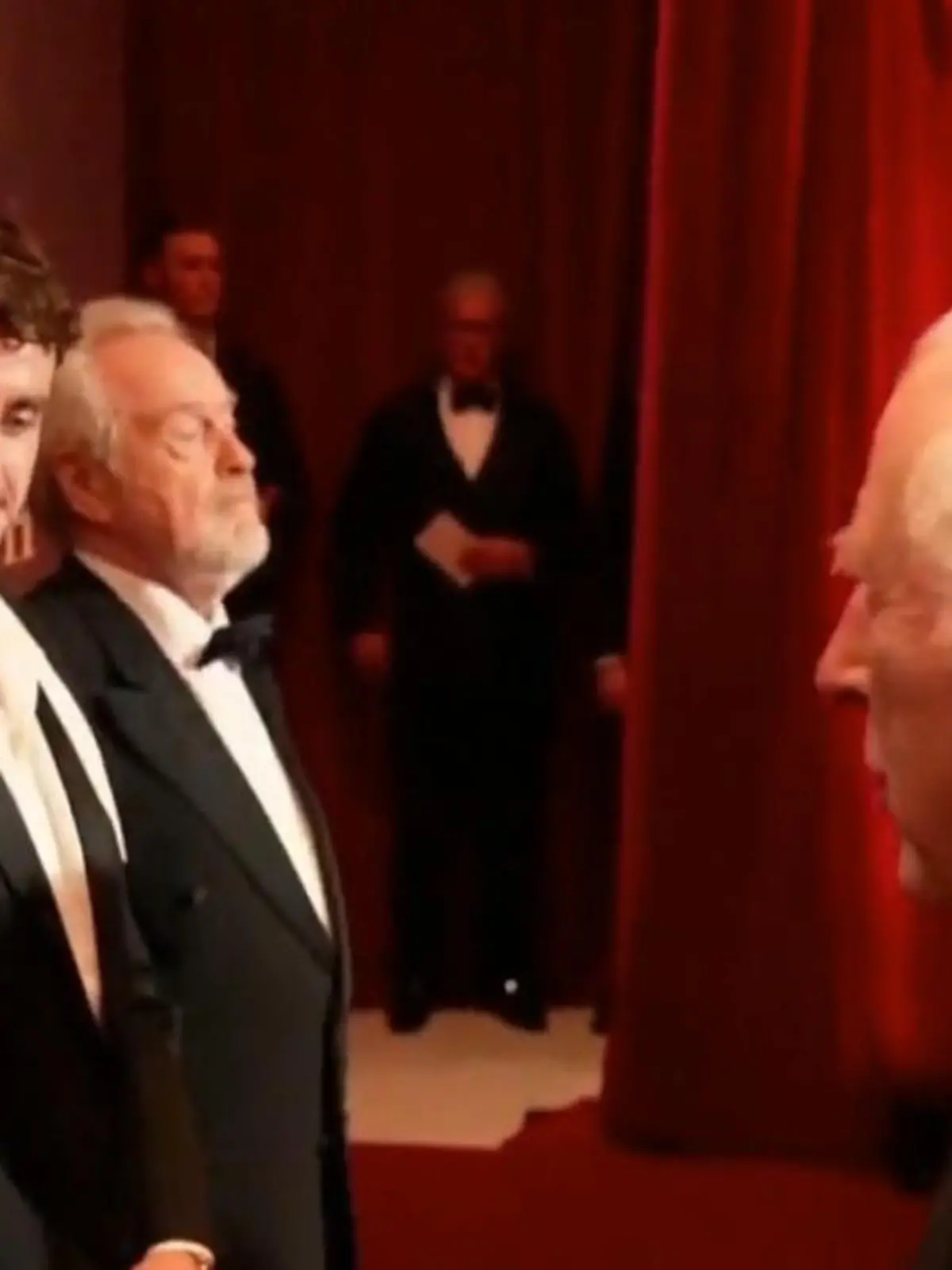 Bild zu: "König Charles macht knallharten Action-Star total verlegen"