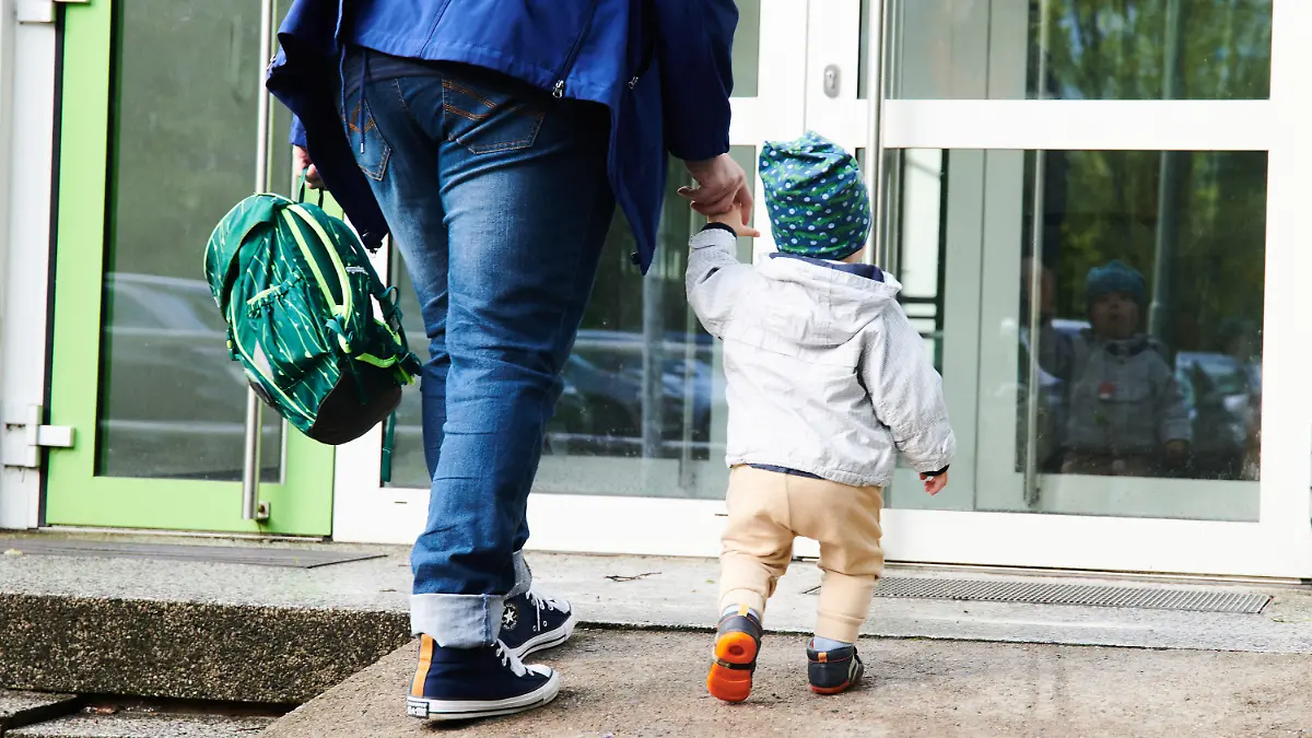 ARCHIV - 17.05.2021, Berlin: Ein Kind und seine Mutter gehen zum Eingang einer Kita. (zu dpa: «Berliner Kitas starten mit eingeschränktem Regelbetrieb») Foto: Annette Riedl/dpa +++ dpa-Bildfunk +++