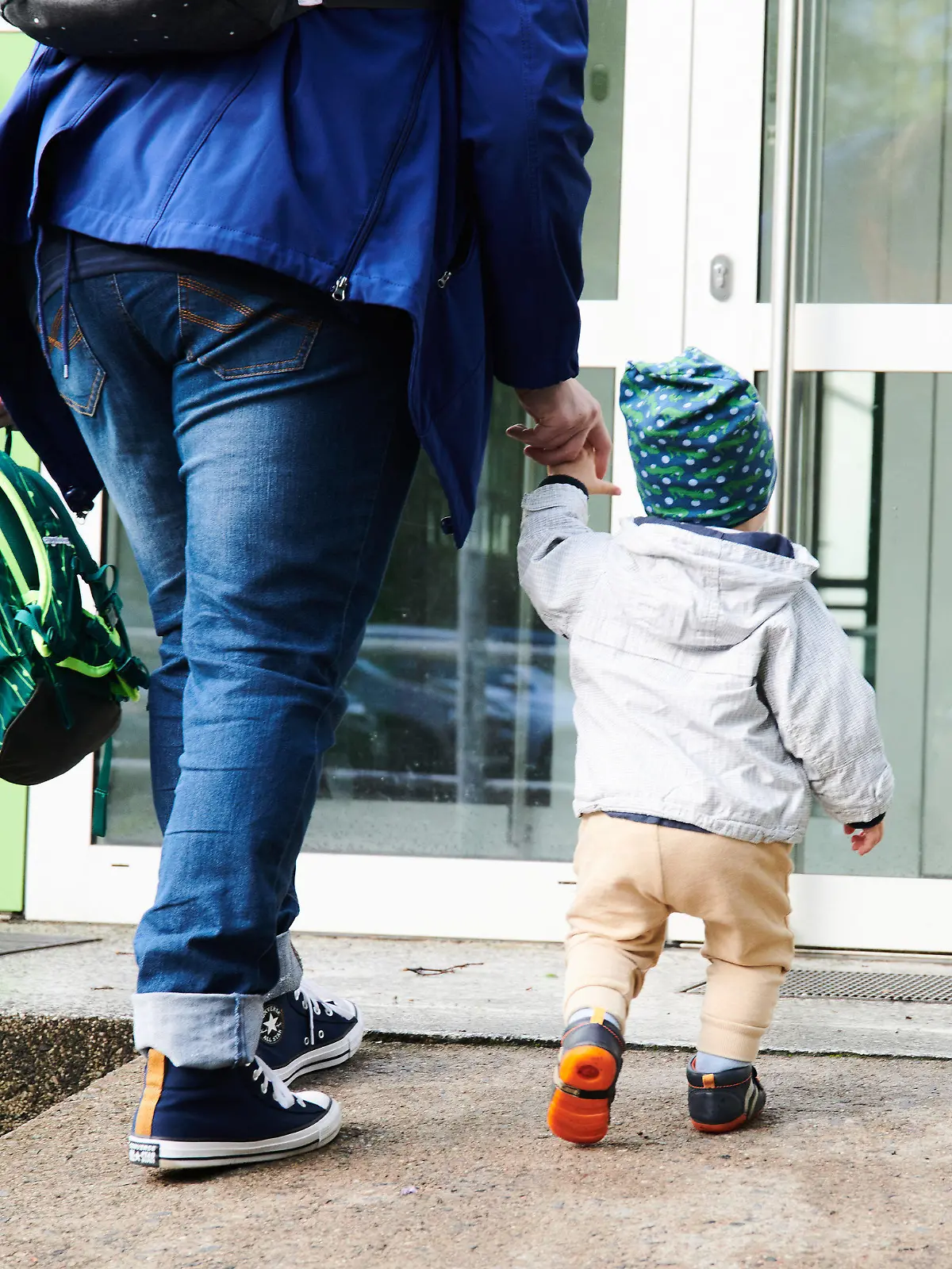 ARCHIV - 17.05.2021, Berlin: Ein Kind und seine Mutter gehen zum Eingang einer Kita. (zu dpa: «Berliner Kitas starten mit eingeschränktem Regelbetrieb») Foto: Annette Riedl/dpa +++ dpa-Bildfunk +++