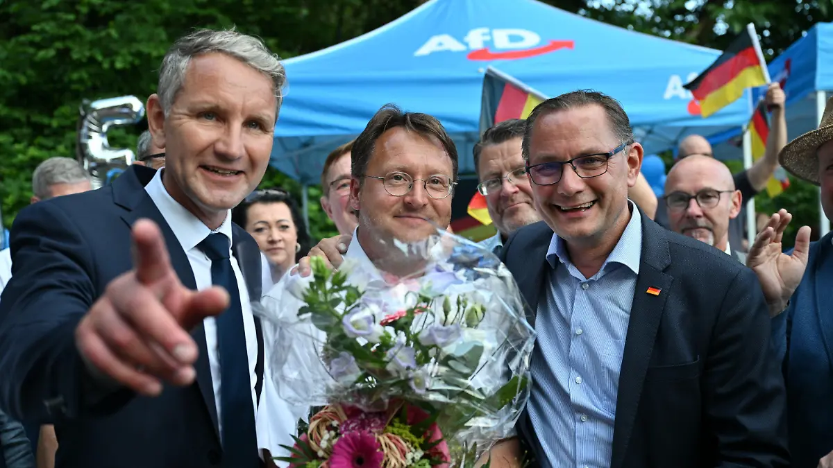 dpatopbilder - 25.06.2023, Thüringen, Sonneberg: Björn Höcke (l) , Vorsitzender der AfD Thüringen und Tino Chrupalla, AfD-Bundesvorsitzender (r) gratulieren dem Wahlsieger des Thüringer Kreis Sonneberg, Robert Sesselmann (AfD, M) im Garten eines Restaurant. Die AfD hat erstmals in Deutschland eine Landratswahl gewonnen. Ihr Kandidat Robert Sesselmann setzte sich im Thüringer Kreis Sonneberg am Sonntag in der Stichwahl gegen den amtierenden Landrat Köpper von der CDU durch. Das teilte das Wahlamt am Abend mit. Foto: Martin Schutt/dpa +++ dpa-Bildfunk +++