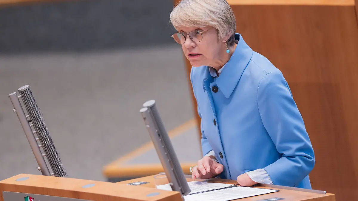 Die Bekämpfung des Lehrkräftemangels wird nach Worten von NRW-Schulministerin Dorothee Feller (CDU) noch lange dauern.