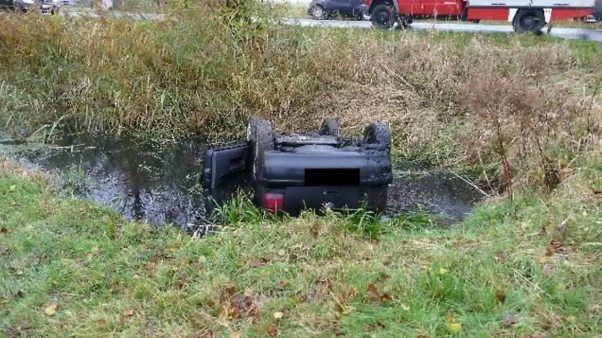 Bei Bülkau (Niedersachsen) hat die Fahrerin (30) eines Pkw die Kontrolle über ihr Fahrzeug verloren – und ist kopfüber in einem Graben gelandet.