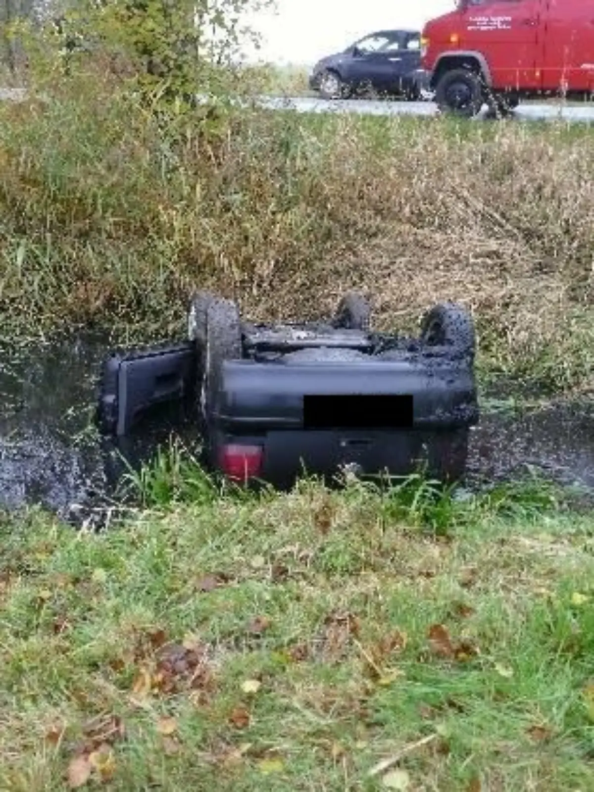 Bei Bülkau (Niedersachsen) hat die Fahrerin (30) eines Pkw die Kontrolle über ihr Fahrzeug verloren – und ist kopfüber in einem Graben gelandet.
