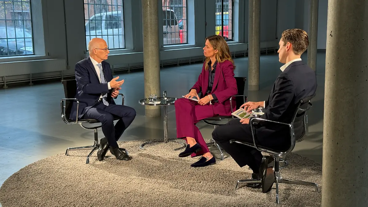 Peter Tschentscher im Gespräch mit RTL Nord-Moderatorin Susanne Böhm und Reporter Bastian Vollmer.