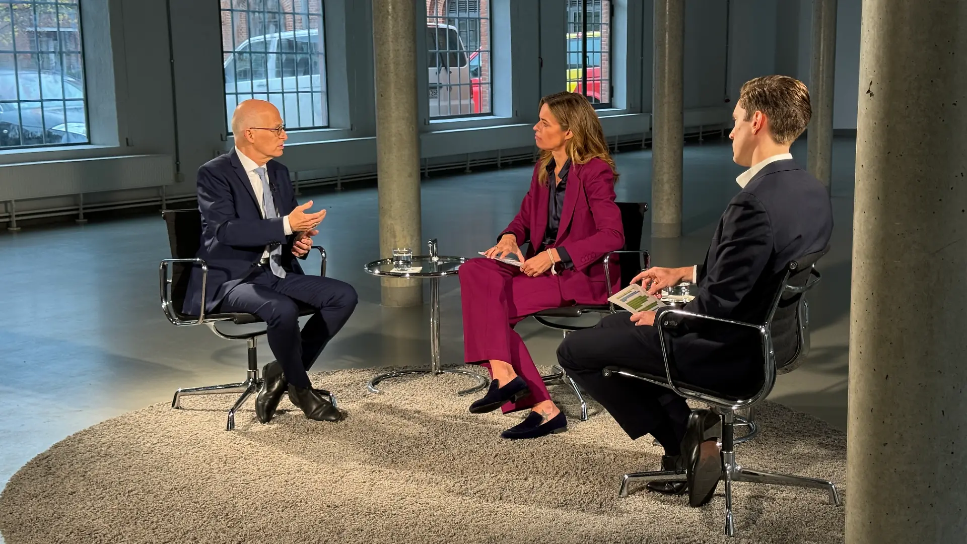 Peter Tschentscher im Gespräch mit RTL Nord-Moderatorin Susanne Böhm und Reporter Bastian Vollmer.
