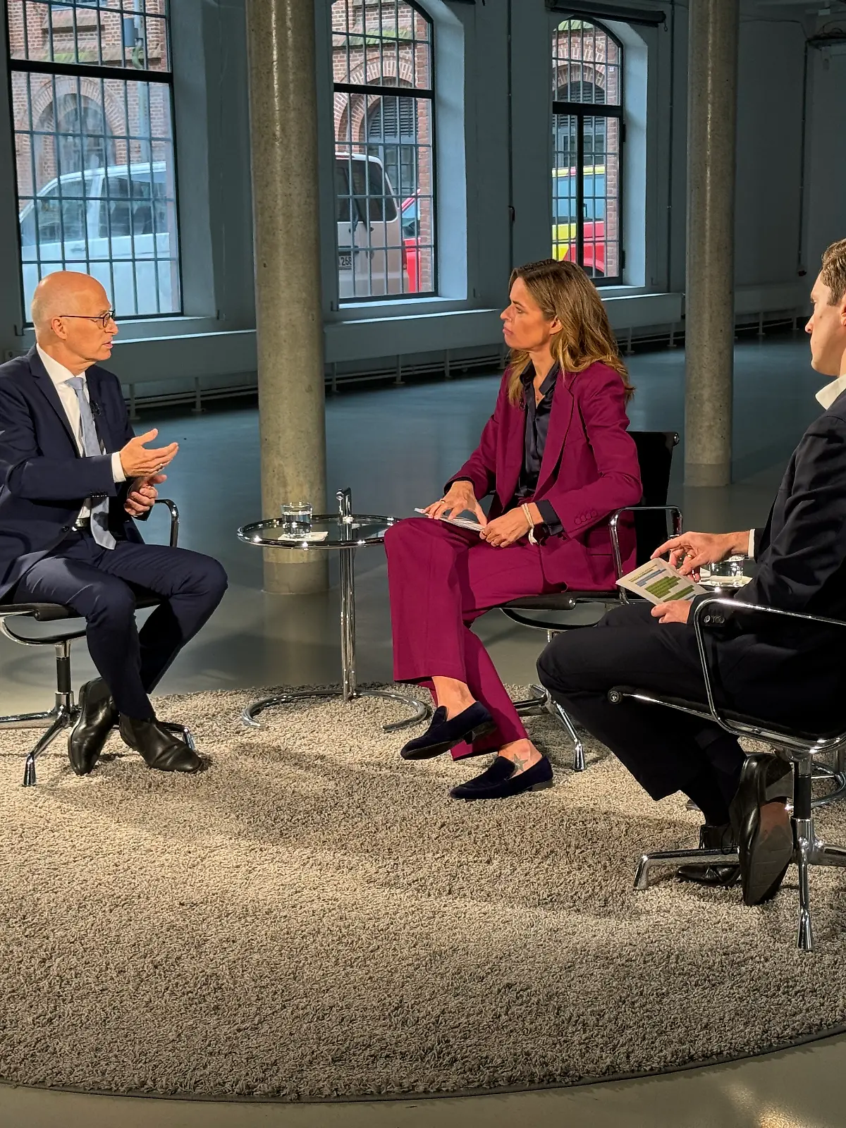 Peter Tschentscher im Gespräch mit RTL Nord-Moderatorin Susanne Böhm und Reporter Bastian Vollmer.