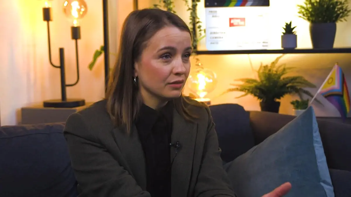 Julia fühlt mit ihrer Rolle Lucie mit Verdacht bei AWZ