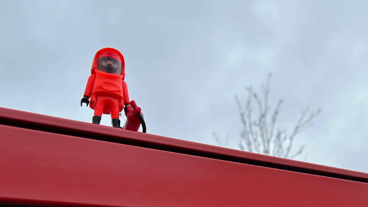 In Wildeshausen stehen vielerorts Playmobil-Figuren verteilt – so wie hier vor der Freiwilligen Feuerwehr.