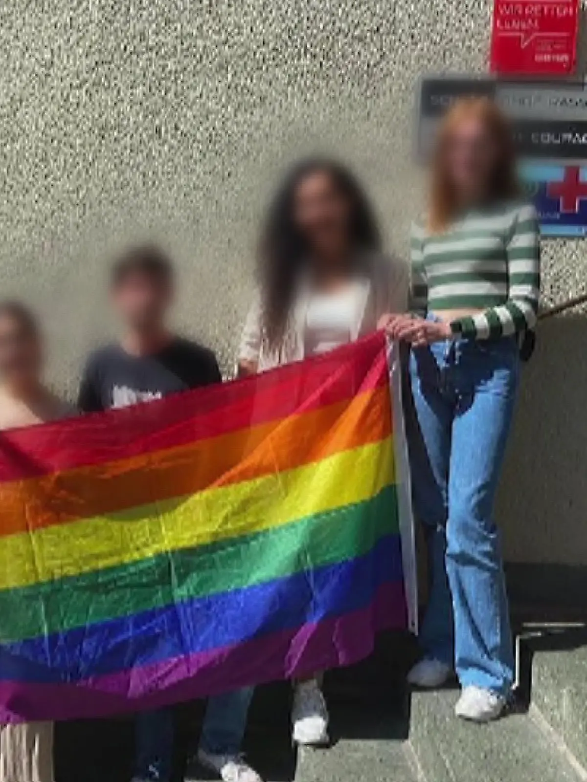 Er gilt als Musterschüler, der sich immer wieder an seiner Schule eingesetzt und sogar Auszeichnungen für sein soziales Engagement bekommt.