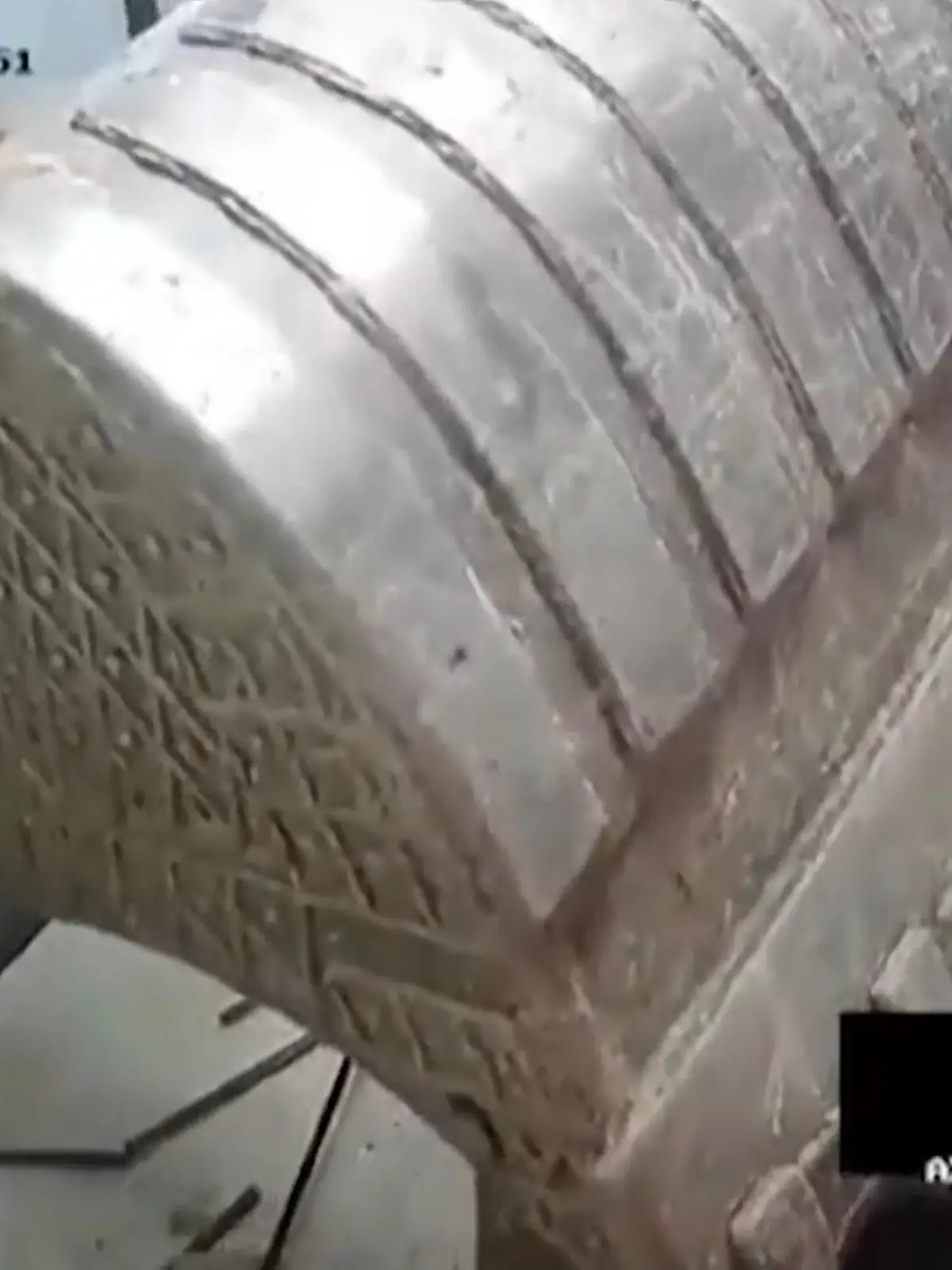 Solche Szenen sieht man auch nicht alle Tage. Räuber haben einen Geldautomaten mit einem Bagger geplündert. Die irren Szenen aus Indien zeigen wir im Video.