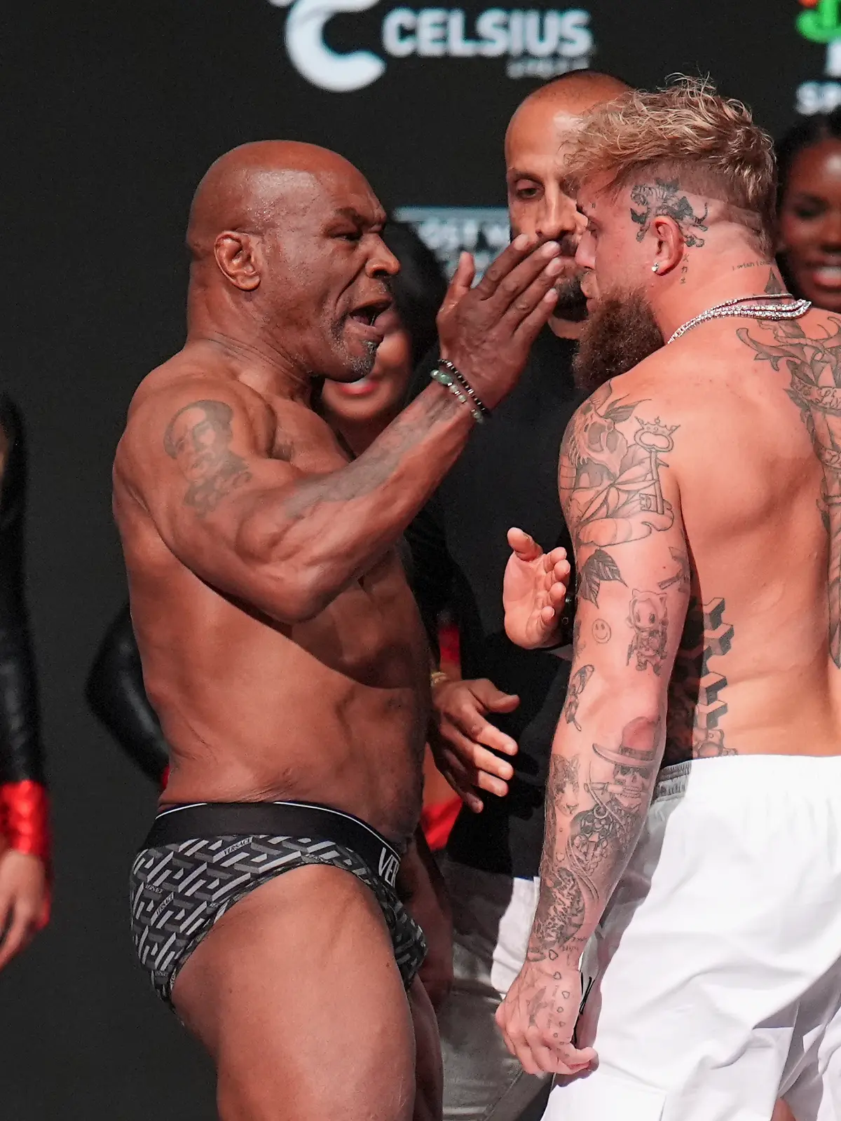 Kurz nach dem Wiegen eskaliert die Situation. Mike Tyson ohrfeigt Jake Paul.