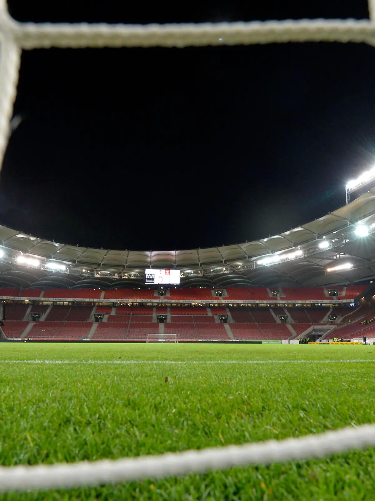  09.03.2020, Fussball 2. Bundesliga 2019/2020, 25. Spieltag, VfB Stuttgart - Arminia Bielefeld, in der Mercedes-Benz Arena in Stuttgart, Leere Ränge im ganzen Stadion nach dem Spiel. Symbolbild Geisterspiele ***DFL and DFB regulations prohibit any use of photographs as image sequences and/or quasi-video.*** *** 09 03 2020, Soccer 2 Bundesliga 2019 2020, 25 matchday, VfB Stuttgart Arminia Bielefeld, in the Mercedes Benz Arena in Stuttgart, Empty tiers throughout the stadium after the game Symbol image Ghost games DFL and DFB regulations prohibit any use of photographs as image sequences and or quasi video