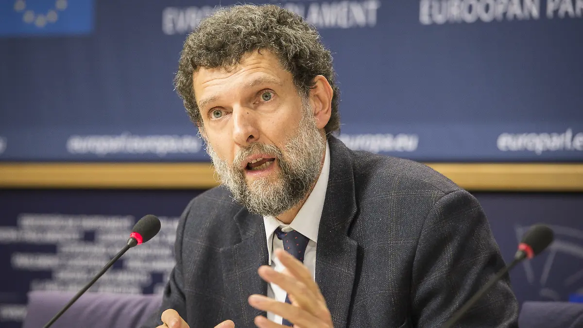 ARCHIV - 11.12.2014, Belgien, Brüssel: Osman Kavala, damals Vorsitzender des Kulturinstituts Anadolu Kültür, spricht auf einer Pressekonferenz im EU-Parlament. Ein Istanbuler Gericht hat den international bekannten Kulturförderer Osman Kavala zu lebenslanger Haft verurteilt. Die Richter sprachen ihn am Montag (25.04.2022) am Ende eines viel kritisierten Verfahrens des Umsturzversuches schuldig. Foto: Wiktor Dabkowski/dpa +++ dpa-Bildfunk +++