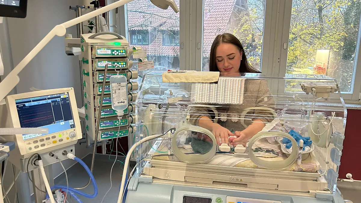 In der 25 Schwangerschaftswoche kommt die kleine Tochter von Samantha mit nur 490 Gramm zur Welt. Seitdem wird sie auf der Früh- und Neugeborenenintensivstation des Altonaer Kinderkrankenhauses versorgt.