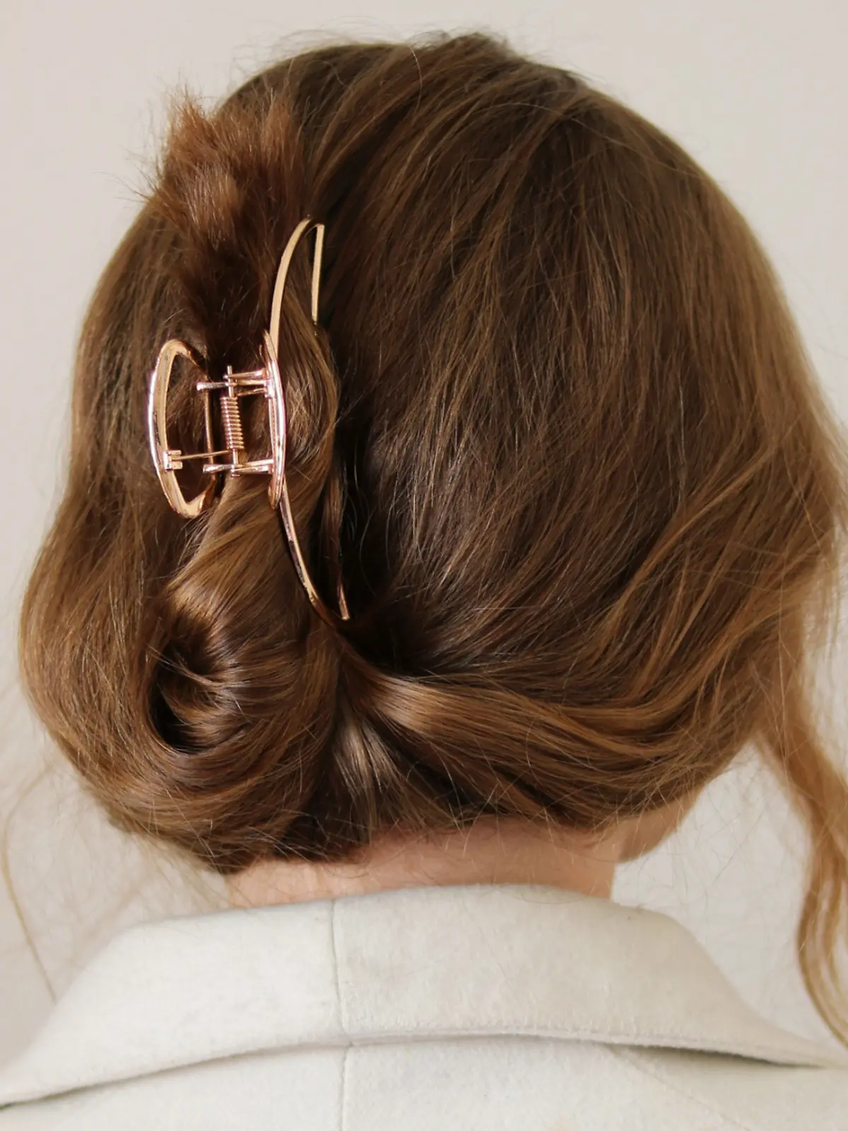 Gegen Ende des Jahres wird es rund um Weihnachten noch einmal festlich! Wer noch ein wenig Haar-Inspiration braucht – hier gibt’s coole Frisuren-Ideen.
