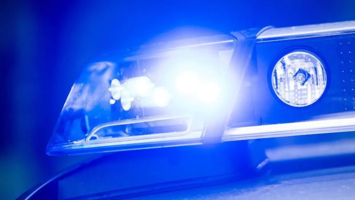 Ein Blaulicht leuchtet auf einem Polizeiauto