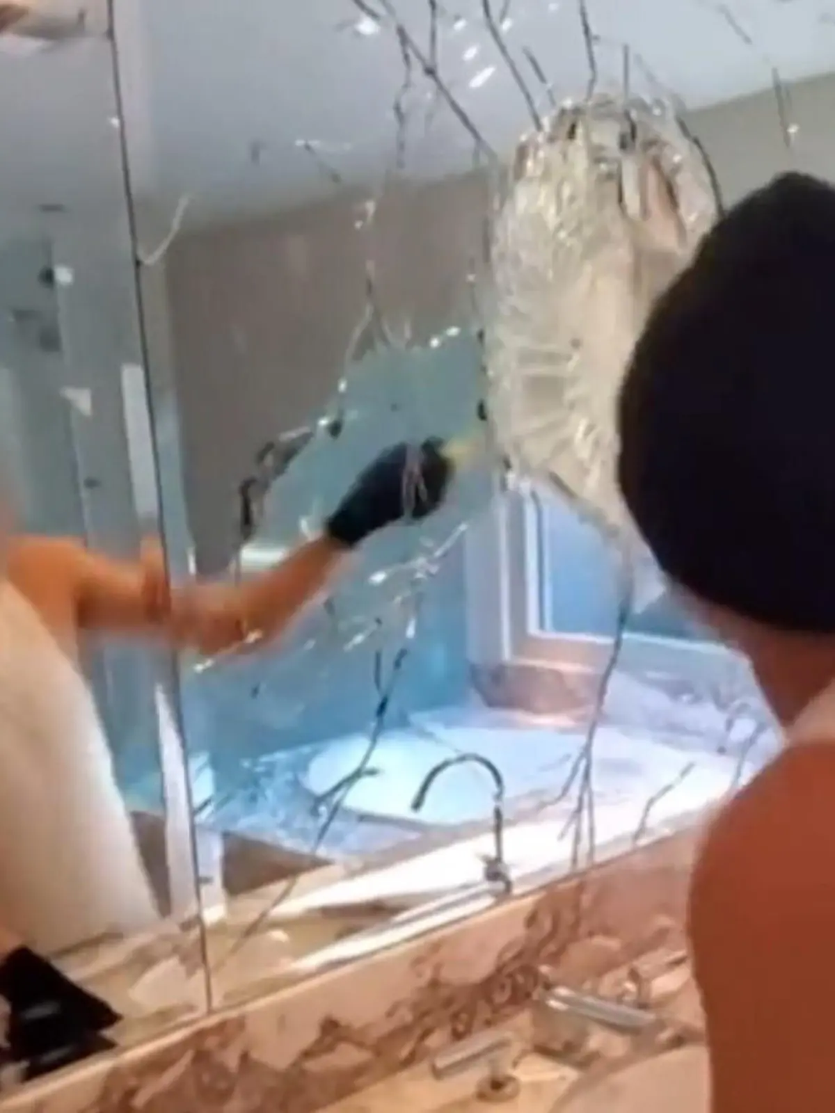 Bild zu: "Neues Luxus-Bad zerstört! Handwerker sind knallhart"